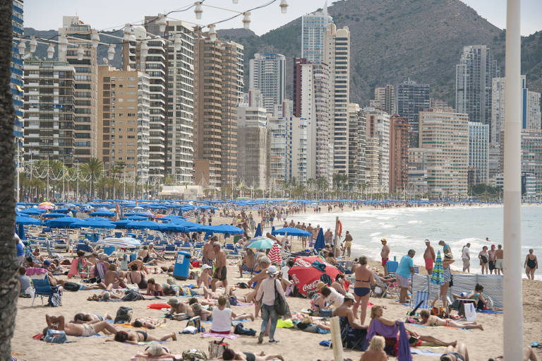 la-llegada-de-turistas-internacionales-a-la-comunitat-valenciana-sube-el-3,8%-en-junio-y-su-gasto-el-8,4 %