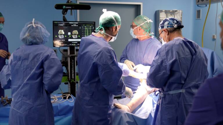 Primera implantación prótesis rodilla cirugía robotizada